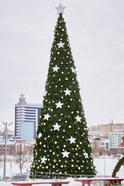 Yıldızlarla süslenmiş bir Noel ağacı. Şehrin geleneksel dekorasyonları.
