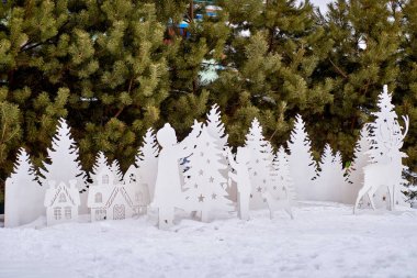 Noel ağaçlarının arka planına tahtadan oyulmuş geleneksel Noel süslemeleri