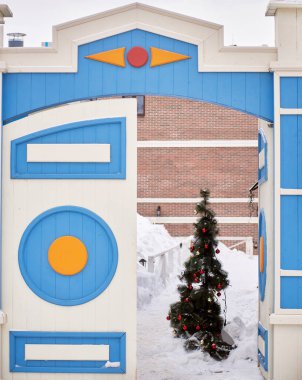 Parlak desenli geleneksel köy kapısı