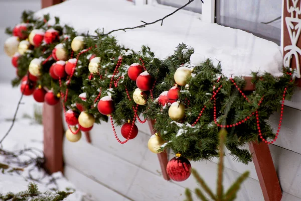 Traditionele Kerstslingers Gemaakt Van Rode Gouden Ballen Sparren Takken — Stockfoto