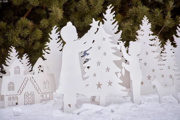 Décorations Noël Traditionnelles Sculptées Dans Bois Sur Fond Des Arbres — Photo