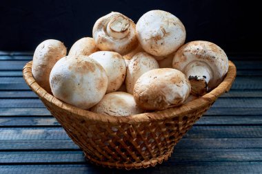 Tahta bir masada taze doğal mantar sepeti..