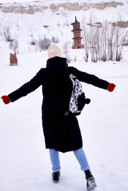 Turist bir kız turistlerin ilgisini çekiyor ve mutlu. kış yürüyüşü