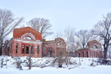 Karla kaplı eski bir malikanenin kalıntıları. Terk edilmiş kış manzarası