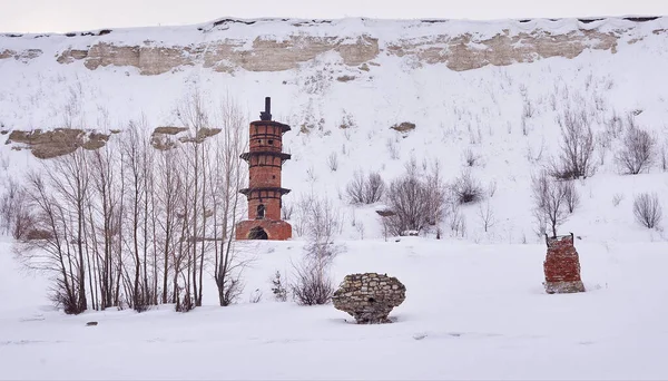 Gammal Lerugn Hög Bank Täckt Med Snö Övergivna Ruiner — Stockfoto