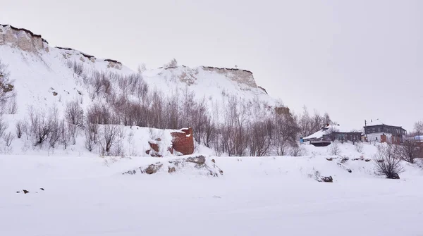 Vieilles Maisons Sous Une Montagne Couverte Neige Paysage Hivernal — Photo