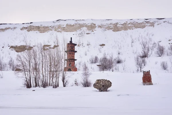 Gammal Lerugn Hög Bank Täckt Med Snö Övergivna Ruiner — Stockfoto