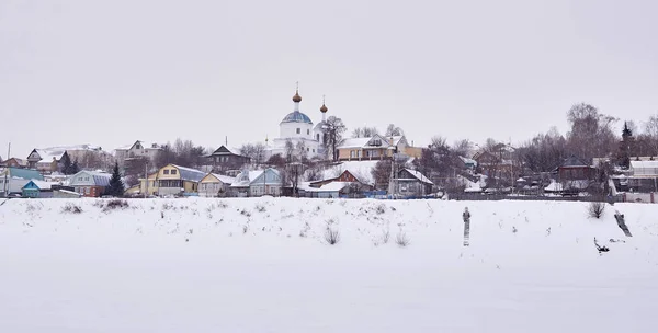 丘の上にある古い村と古代正教会 冬のロシアの風景 — ストック写真