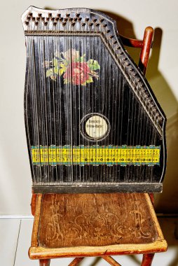 Antika bir sandalyede çiçek desenli klasik siyah bir arp..