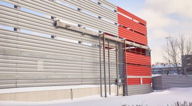 Sürgülü kapısı olan bir endüstriyel binanın duvarı. kış görünümü