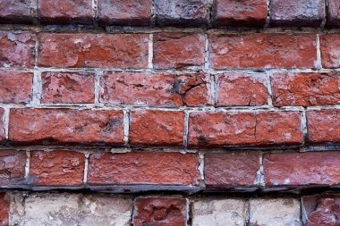 Eski bir kırmızı tuğla duvarın dokusu. Yakın çekim, desen.