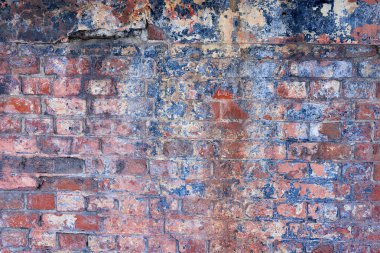 Çatlaklı eski bir tuğla duvar dokusu. Yıkımın estetiği.
