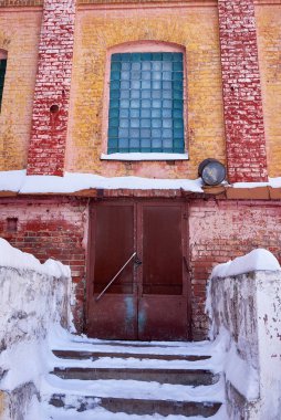 Terk edilmiş bir sanayi binasının duvarındaki paslı kapılar. Giriş sonsuza dek kapandı..