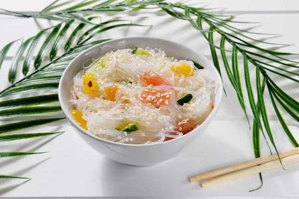 Chiński Makaron Funchosa Szklany Warzywami Sezamem Białym Drewnianym Tle Liśćmi — Zdjęcie stockowe