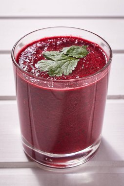 Beyaz ahşap bir masada taze otlu pancar püresi. Sağlıklı vejetaryen yemeği. Yakın çekim, makro