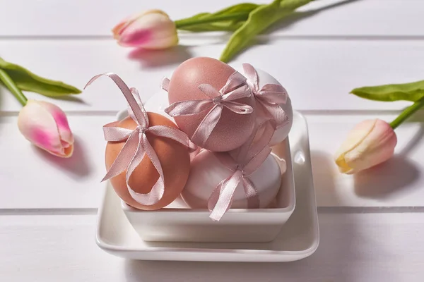 Huevos Blancos Marrones Con Lazos Rosados Una Placa Porcelana Sobre — Foto de Stock