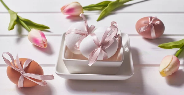 Huevos Blancos Marrones Con Lazos Rosados Una Placa Porcelana Sobre — Foto de Stock