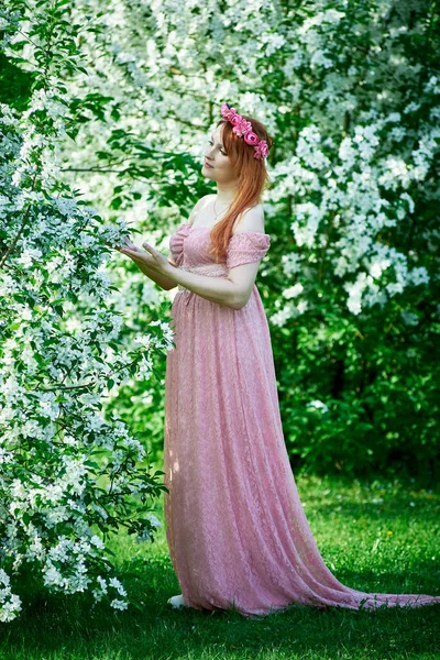 Молода Жінка Рожевому Мереживному Платті Вінку Троянд Вдихає Аромат Квітучого — стокове фото