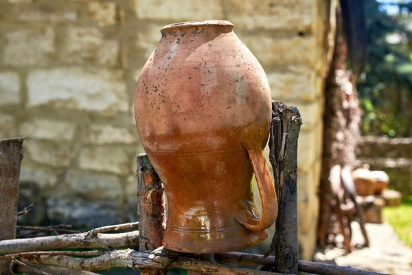 Pot Argile Sur Une Clôture Bois Osier Vintage Extérieur Une — Photo