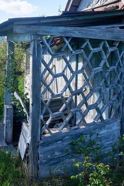 Eine Klapprige Alte Holzveranda Eines Verlassenen Hauses Nahaufnahme — Stockfoto