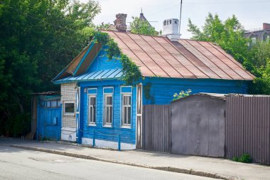 Geleneksel ahşap ev ve demir garaj. Old Town Caddesi. Yakın plan.