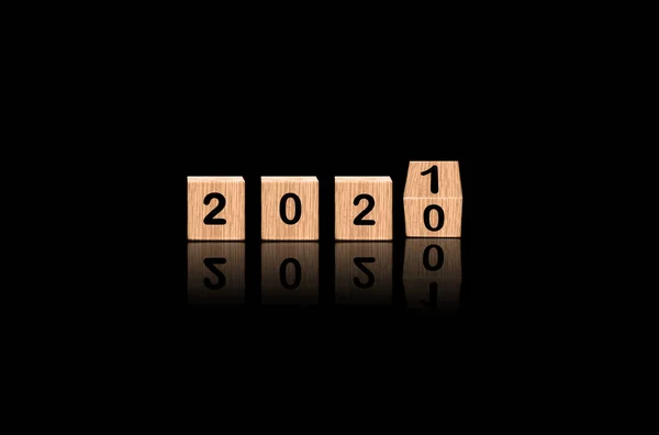 2020 Capovolto 2021 Realizzato Blocchi Legno Lussuoso Sfondo Nero Change — Foto Stock
