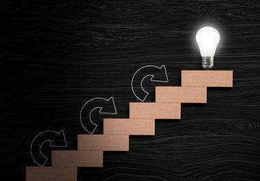  Adım adım tepeye, parlayan ampul ve yükselen merdiven konsepti. Tahta blok merdiven, iş hedefleri, kişisel başarılar tarafından yapılan başarı sürecine giden yol.