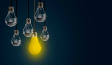 Fotokopi alanı olan ampulün kavramsal görüntüsü, bir ampul sırada parlıyor, koyu mavi arka planda ön görüş. Ampul işi yaratıcı fikir.