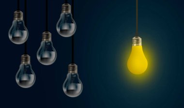 Aydınlatılmış ampul fikri. Sarı ampul farklı fikirler, farklı bir konsept düşün. Aydınlatma sarı ampulü (yenilikçi olan) yanmamış ampullere karşı (sıra). koyu mavi gece