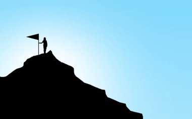 Başarı bayrağıyla dağın tepesinde duran bir iş kadınının silueti. Başarılı iş kadını kavramı