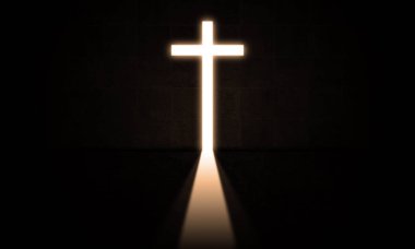 Koyu beton odada ya da koridorda çapraz ışık, pasaklı siyah bir binada büyük koridor geçidi gibi. Diriliş Tanrısı yolları kavramı Tanrı 'nın kutsal yeri 