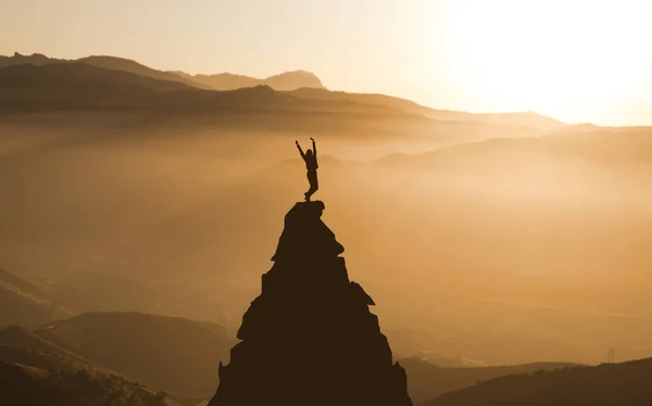 Счастливой Успешной Девушки Прыгающей Вершину Горы Концепция Успеха Закат Бизнес — стоковое фото