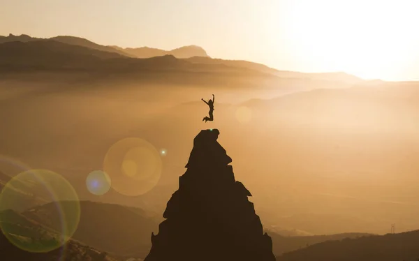 Молодая Женщина Прыгающая Вершину Горного Пика Празднует Успех Успех Альпинистки — стоковое фото
