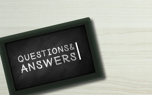 Odpowiedzi Pytania Napisane Małej Tablicy Ręka Written Blackboard Wooden Background — Zdjęcie stockowe