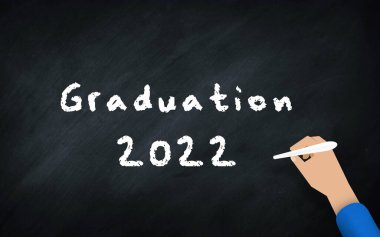 Mezuniyet 2022 Chalkboard. Okul Tebeşir Kurulu 'na el yazısı yazmak. Öğrenciler 2022 'de mezun oldu.