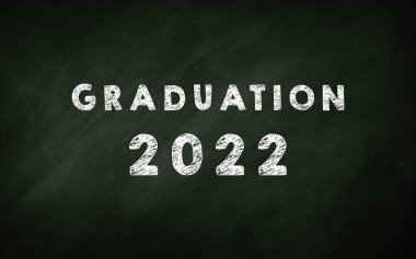 Mezuniyet 2022 Chalkboard. Okulun Yeşil Tebeşir Kurulu 'nda Mektup. Öğrenciler 2022 'de mezun oldu.