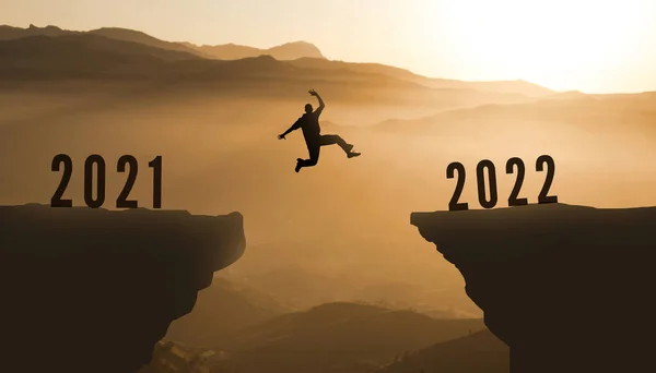 Man Silhouette Jumping 2021 2022 Mountain Feliz Ano Novo 2022 — Fotografia de Stock