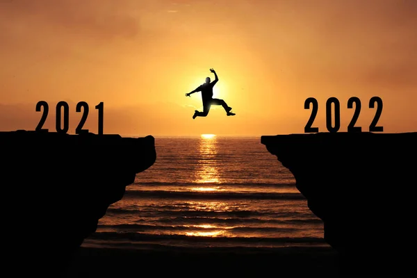 Brave Young Man Saltando Por Acantilado 2021 2022 Concepto Año Imágenes De Stock Sin Royalties Gratis