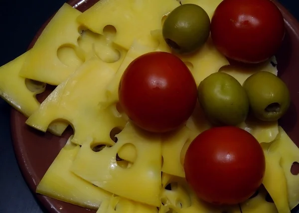 Azeitonas espanholas, queijo suíço e tomate italiano em prato de barro — Fotografia de Stock