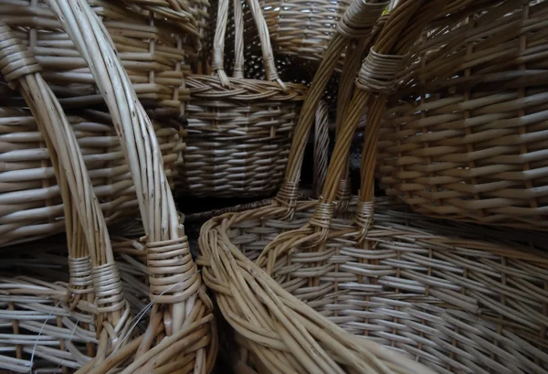 Ремесленные плетеные корзины с ручками крупным планом — стоковое фото