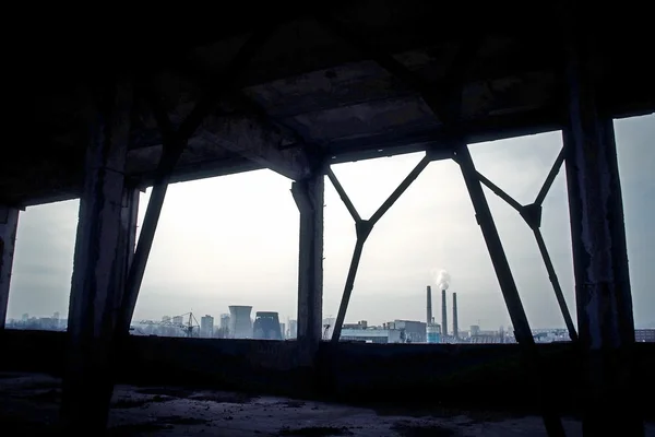 巨大な火力発電所が工業地帯で空気を汚染します。 — ストック写真