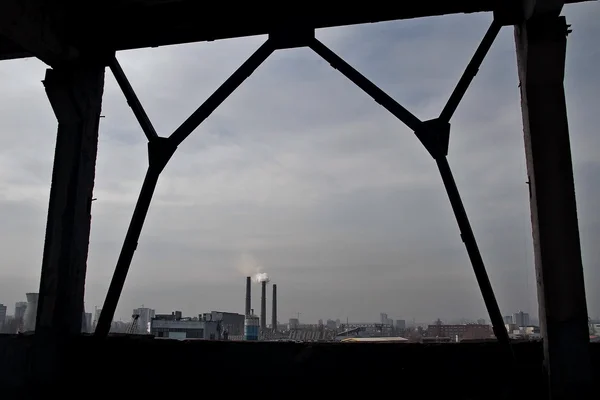 Vista di impianti di calcestruzzo inquina l'aria nella zona industriale — Foto Stock