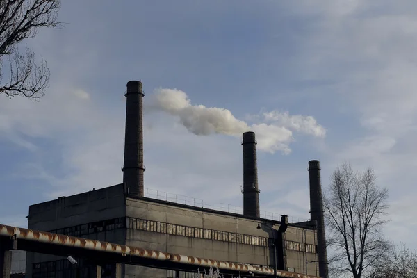 Schoorstenen van thermische exploitatiesite te roken werkt — Stockfoto