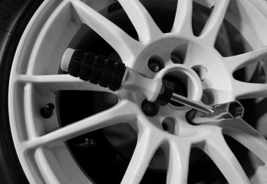 Beyaz araba tekerleği lug desen içinde borulu vida soketi