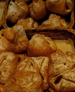 Puf böreği ile pudra şekeri şekerleme dükkanında hasır sepet içinde