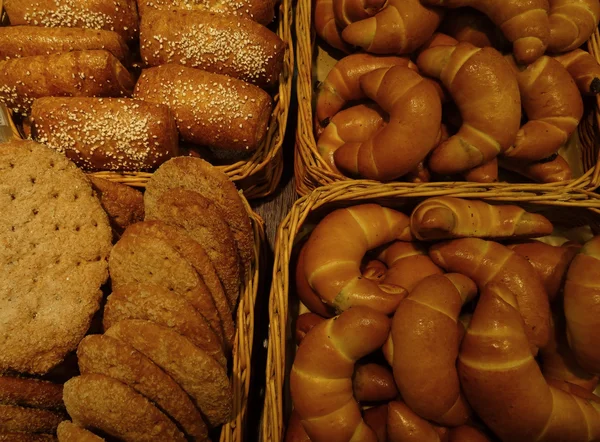 Croissants en koekjes in stro mand gedetailleerde — Stockfoto