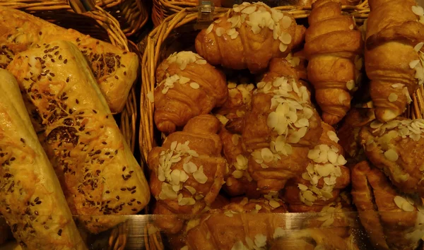 Croissants en bladerdeeg op showcase in de winkel van snoepgoed — Stockfoto