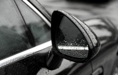 Su araba ayna üzerinde stok fotoğraf kaplama yağmur koruma sonra düşer.