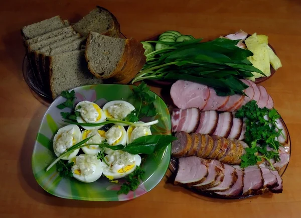 Traditionelles Osterfleisch mit Gemüse und Eiern unter Meerrettich — Stockfoto