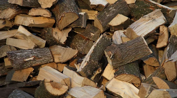 Stapel von gehackten Eiche Brennholz Textur Hintergrund — Stockfoto